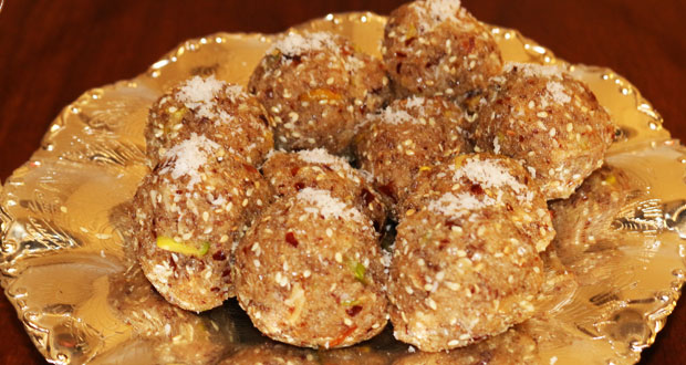 Khajoor kay Ladoo by Zubaida Tariq