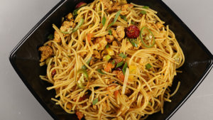 Achaari Qeema Noodles Recipe | Tarka